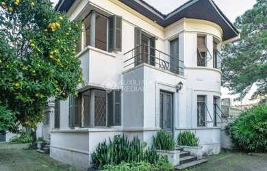 Imagem: A casa possui 5 Dormitórios, 3 Banheiros, 5 Vagas na garagem