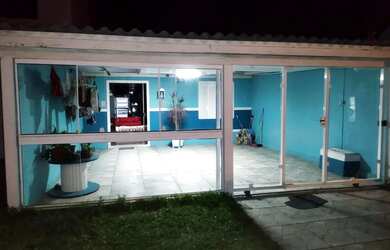 Imagem: A casa possui 3 Dormitórios, Acomodam 10 pessoas, 1 Vaga na