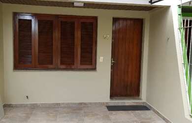 Imagem: A casa possui 3 Dormitórios, 2 Banheiros, 1 Vaga na garagem