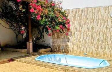 Imagem: A casa possui 3 Dormitórios, 2 Banheiros, 2 Vagas na garagem