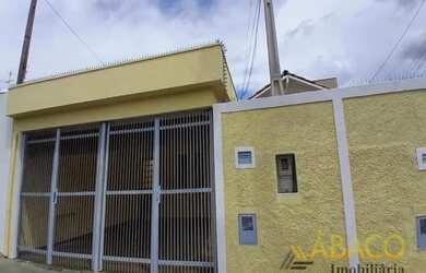 Imagem: A casa possui 3 Dormitórios, 1 Banheiro, 2 Vagas na garagem