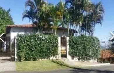 Imagem: A casa possui 4 Dormitórios, 5 Banheiros, 5 Vagas na garagem