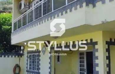 Imagem: A casa possui 4 Dormitórios, 5 Banheiros, 2 Vagas na garagem