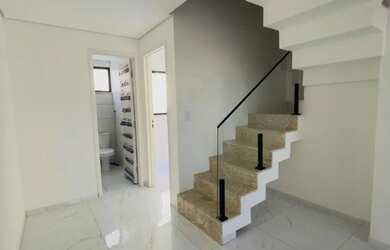 Imagem: A casa possui 4 Dormitórios, 4 Banheiros, 2 Vagas na garagem