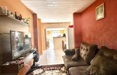 Imagem: A casa possui 2 Dormitórios, 1 Banheiro, 2 Vagas na garagem