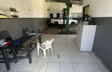 Imagem: A casa possui 3 Dormitórios, 2 Banheiros, 4 Vagas na garagem