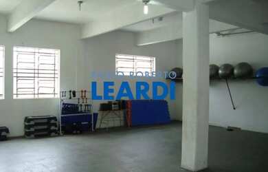 Imagem: O depósito possui 5 Vagas na garagem e 2467m² de Área e está