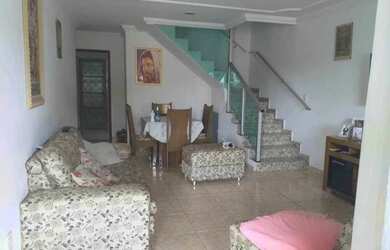 Imagem: A casa possui 3 Dormitórios, 2 Banheiros, 3 Vagas na garagem