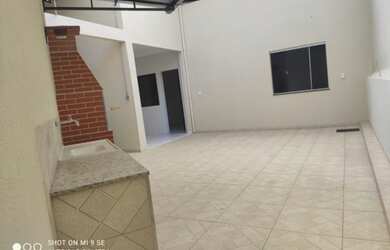 Imagem: A casa possui 3 Dormitórios, 2 Banheiros, 1 Vaga na garagem