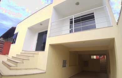 Imagem: A casa possui 4 Dormitórios, 1 Banheiro, 2 Vagas na garagem