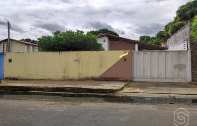 Imagem: A casa possui 3 Dormitórios, 2 Banheiros, 3 Vagas na garagem