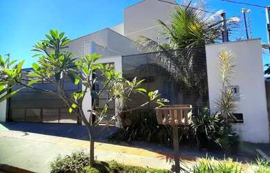 Imagem: A casa possui 3 Dormitórios, 2 Banheiros e 300m² de Área