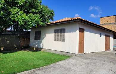 Imagem: A casa possui 3 Dormitórios, 1 Banheiro, 2 Vagas na garagem