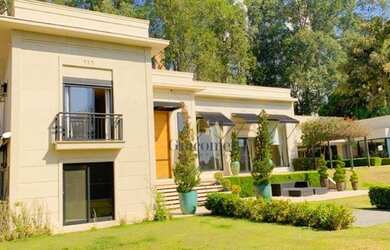 Imagem: A casa possui 4 Dormitórios, 5 Banheiros, 5 Vagas na garagem