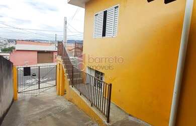 Imagem: A casa possui 3 Dormitórios, 1 Banheiro, 1 Vaga na garagem