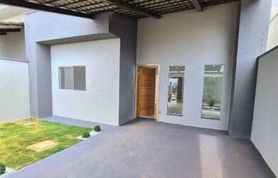 Imagem: A casa possui 2 Dormitórios, 2 Banheiros, 2 Vagas na garagem