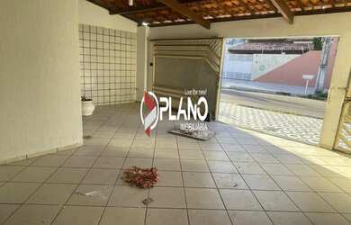 Imagem: A casa possui 3 Dormitórios, 1 Banheiro, 2 Vagas na garagem