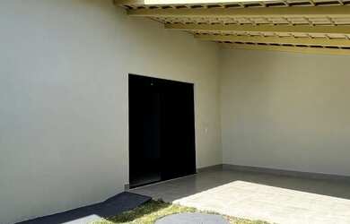 Imagem: A casa possui 3 Dormitórios, 2 Banheiros, 1 Vaga na garagem