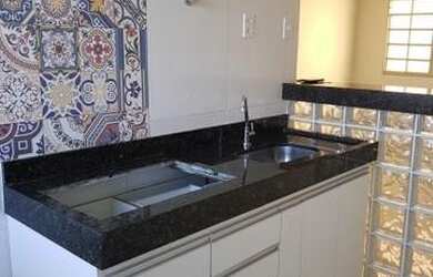 Imagem: O apartamento possui 2 Dormitórios, 1 Banheiro, 2 Vagas na