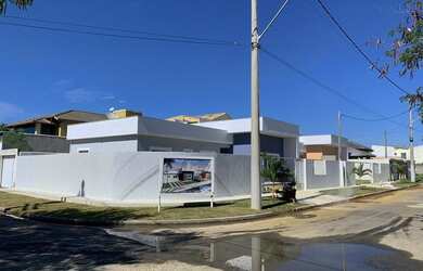 Imagem: A casa possui 3 Dormitórios, 1 Banheiro, 2 Vagas na garagem