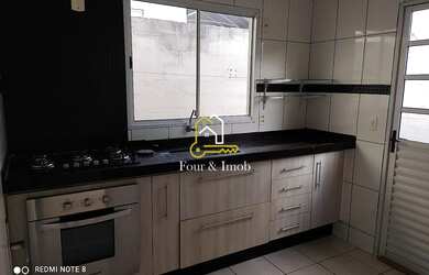 Imagem: A casa em condomínio possui 2 Dormitórios, 1 Banheiro, 2 Vagas