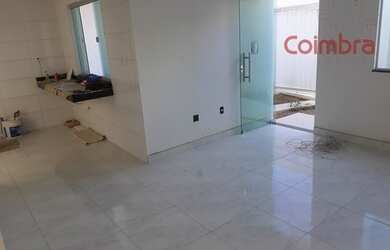 Imagem: A casa possui 2 Dormitórios, 2 Banheiros, 1 Vaga na garagem