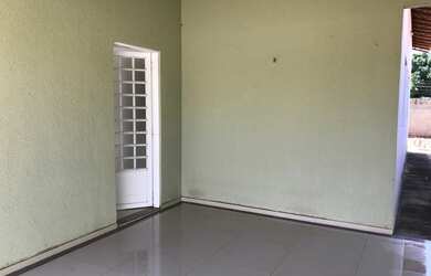 Imagem: A casa possui 3 Dormitórios, 2 Banheiros, 2 Vagas na garagem