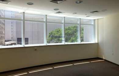 Imagem: O depósito possui 4 Vagas na garagem e 240m² de Área e está