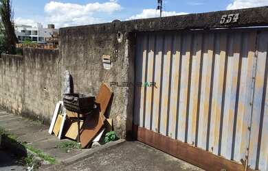 Imagem: A casa possui 4 Dormitórios, 2 Banheiros, 4 Vagas na garagem