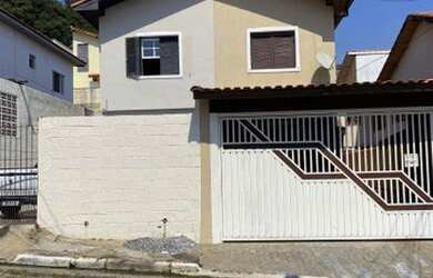 Imagem: A casa possui 3 Dormitórios, 2 Banheiros, 2 Vagas na garagem