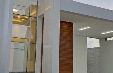 Imagem: A casa possui 3 Dormitórios, 1 Banheiro, 2 Vagas na garagem