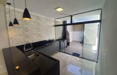 Imagem: A casa possui 3 Dormitórios, 2 Banheiros, 2 Vagas na garagem