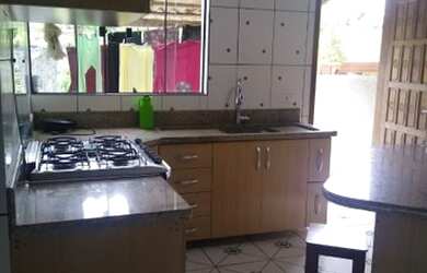 Imagem: A casa possui 3 Dormitórios, 2 Banheiros, 5 Vagas na garagem