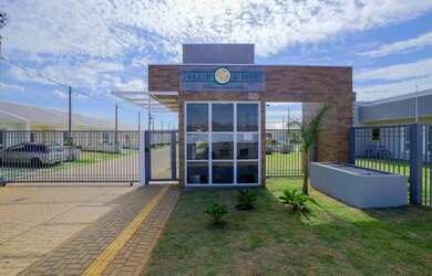 Imagem: A casa possui 3 Dormitórios, 2 Banheiros, 2 Vagas na garagem