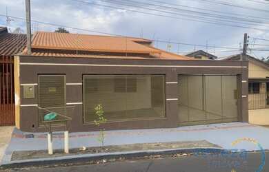 Imagem: A casa possui 5 Dormitórios, 2 Banheiros, 5 Vagas na garagem