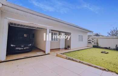 Imagem: A casa possui 2 Dormitórios, 2 Banheiros, 2 Vagas na garagem