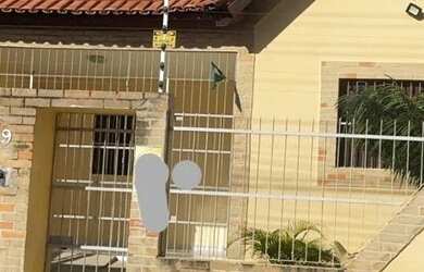Imagem: A casa possui 3 Dormitórios, 2 Banheiros, 3 Vagas na garagem