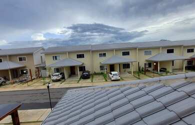 Imagem: A casa em condomínio e possui Dormitórios, Suítes, Banheiros