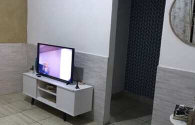 Imagem: A casa possui 2 Dormitórios, 1 Banheiro, 2 Vagas na garagem