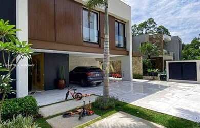 Imagem: A casa possui 4 Dormitórios, 5 Banheiros, 4 Vagas na garagem