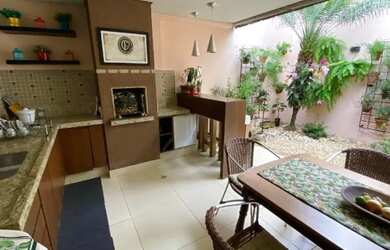 Imagem: A casa possui 3 Dormitórios, 3 Banheiros, 3 Vagas na garagem