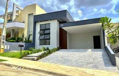 Imagem: A casa possui 3 Dormitórios, 3 Banheiros, 4 Vagas na garagem