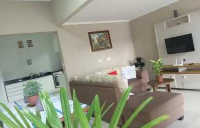 Imagem: A casa possui 3 Dormitórios, 2 Vagas na garagem e Churrasqueira