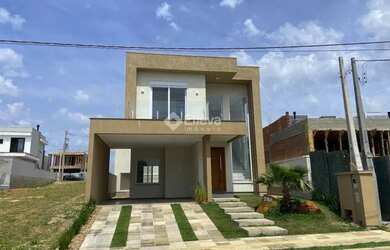 Imagem: A casa possui 3 Dormitórios, 2 Banheiros, 2 Vagas na garagem