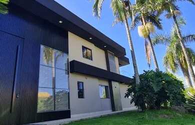 Imagem: A casa em condomínio possui 5 Dormitórios, 5 Banheiros, 5