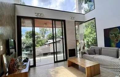 Imagem: A casa possui 4 Dormitórios, 5 Banheiros, 4 Vagas na garagem