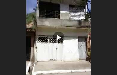 Imagem: A casa possui 3 Dormitórios, 1 Banheiro, 1 Vaga na garagem