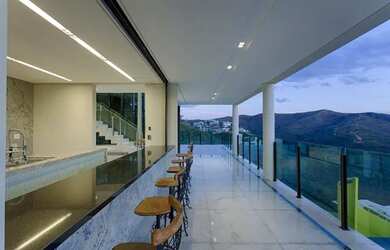 Imagem: A casa possui 5 Dormitórios, 5 Banheiros, 4 Vagas na garagem