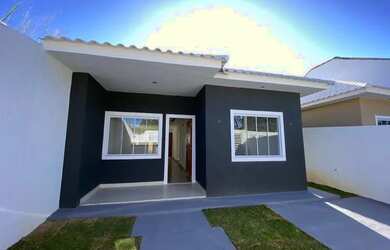 Imagem: A casa possui 2 Dormitórios, 2 Banheiros, 2 Vagas na garagem