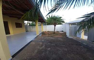 Imagem: A casa possui 3 Dormitórios, 2 Banheiros, 2 Vagas na garagem